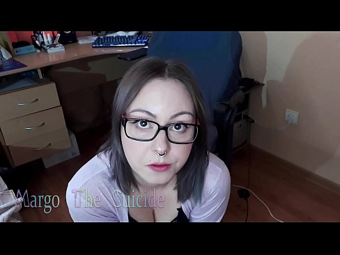 ❤️ Σέξι κορίτσι με γυαλιά πιπιλίζει Dildo βαθιά στην κάμερα ️❌ Πόρνο ️