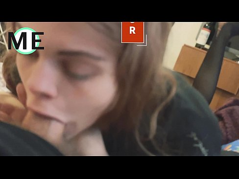 ❤️ Πούτσος στο λαιμό της, σκισμένο καλσόν και σκισμένα τακούνια ️❌ Πόρνο ️